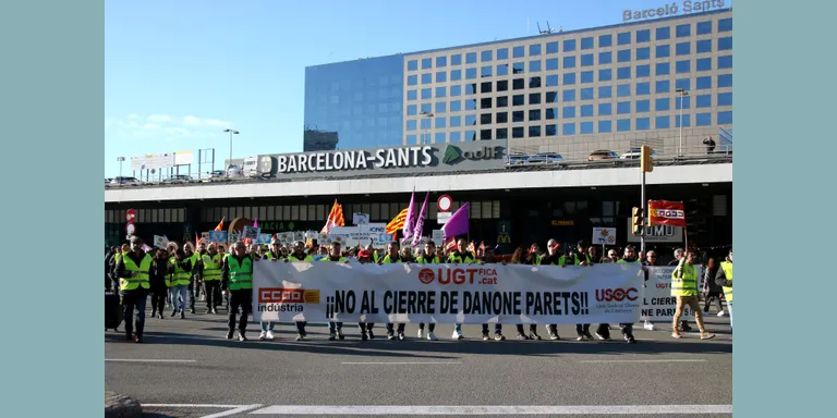 Els treballadors de Danone porten el "no al tancament" de la planta a la seu de la companyia a Barcelona
