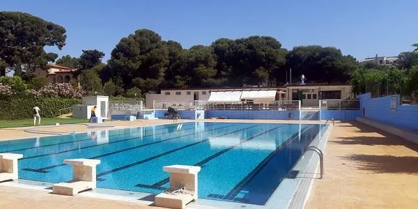 Els cursets de natació a la piscina d’Altafulla comencen amb una seixantena de participants