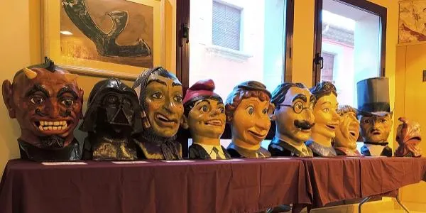 Els gegants i nans d’Altafulla plantats al vestíbul de l’Ajuntament
