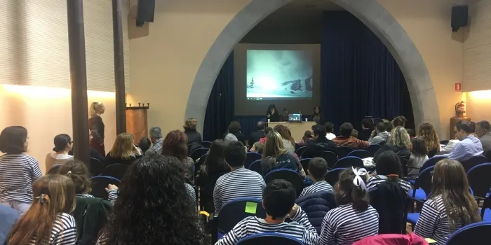 Uns 60 nens i nenes i adults assisteixen a la xerrada del Consell d'Infants d'Arenys