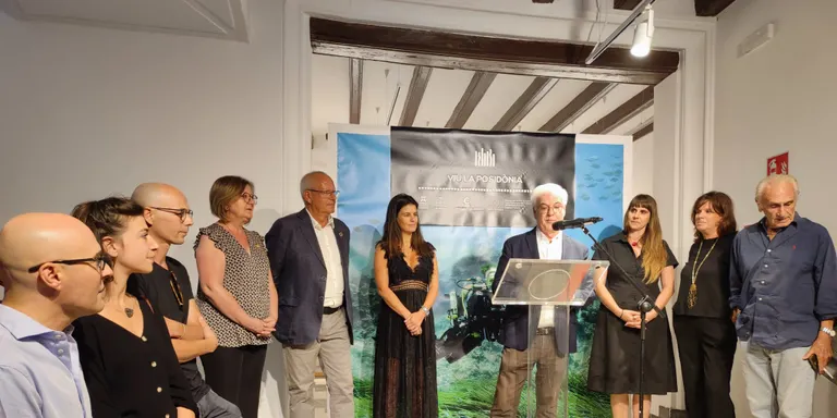 L’exposició col·lectiva ‘Viu la posidònia’ arriba a Dènia, després de passar per Cambrils i Fitur
