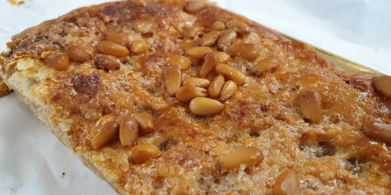 Avui és Dijous Gras i tradicionalment es menja botifarra d'ou, truita i coca de llardons