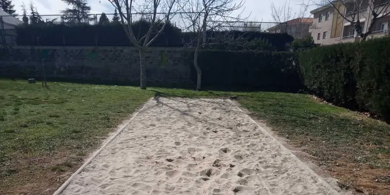 Construeixen un fossat al pati de l'Institut per practicar salt de llargada
