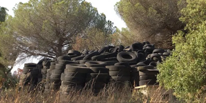 Arenys demana ajuda a la Generalitat per retirar els milers de pneumà tics que s'acumulen en una finca