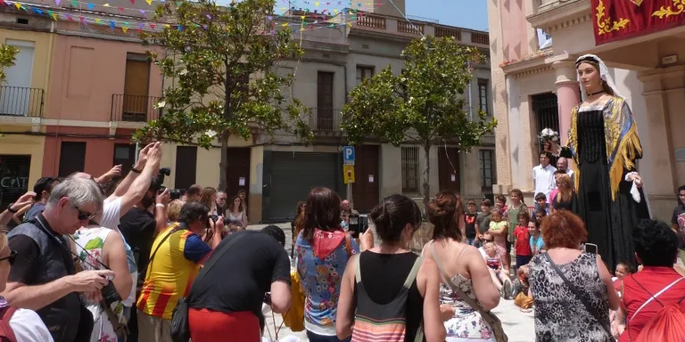 La tradicional foto dels Peres, Paus, Petres i Paules, a la plaça Pere Aguilera