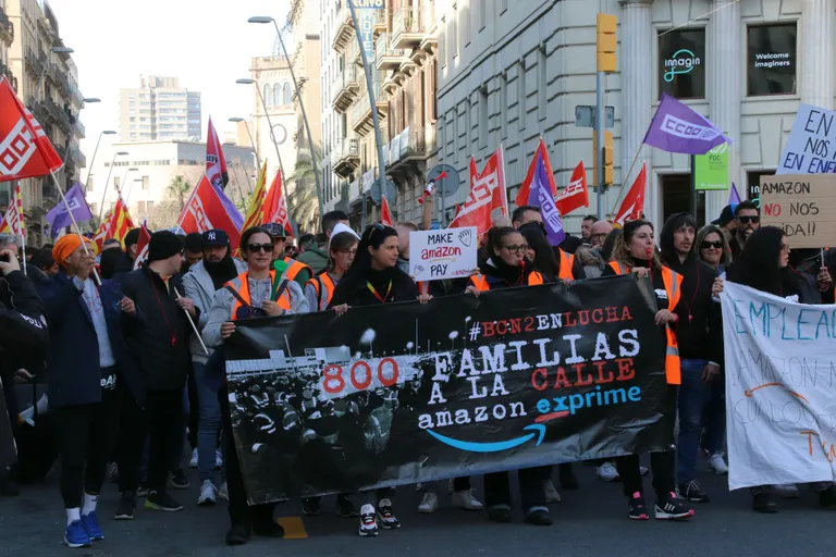 Un centenar de treballadors d'Amazon es manifesten pel centre de Barcelona: "No és un trasllat, és un tancament"