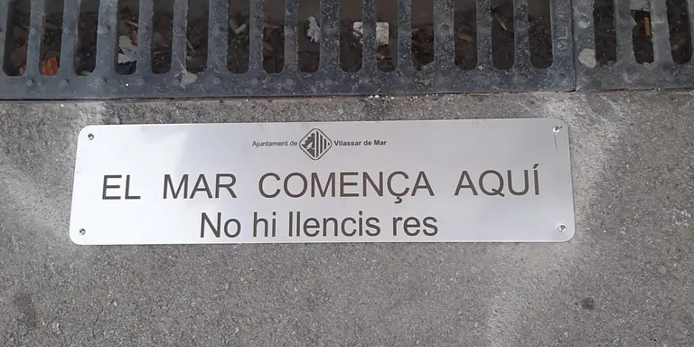 S’instal·len plaques al costat dels embornals per conscienciar que el mar comença als nostres carrers