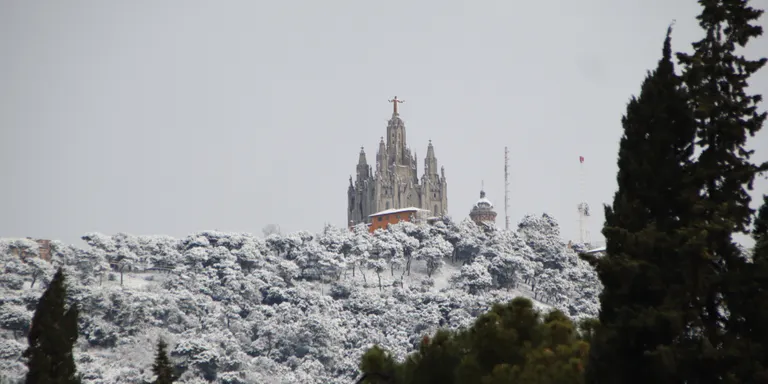 La neu enfarina el Tibidabo i es deixa veure de matinada en alguns punts de Barcelona
