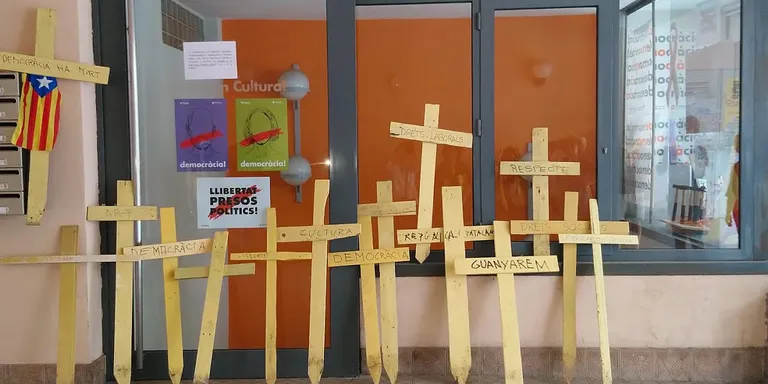La plantada de creus grogues arriba a Vilassar de Mar
