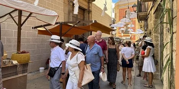 La dotzena edició de la Fira d'Indians de Torredembarra torna a omplir de visitants el nucli antic