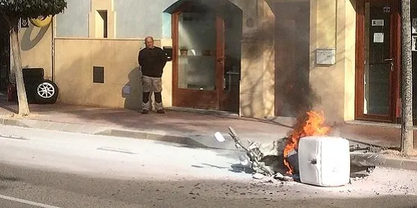 S’incendia una moto mentre circulava per l’avinguda Marquès de Tamarit d’Altafulla