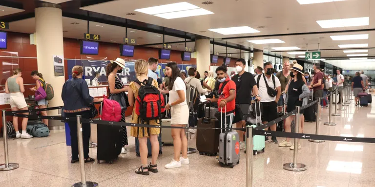 La desena jornada de vaga a Ryanair acaba amb dues cancel·lacions i prop de trenta retards a l'aeroport del Prat