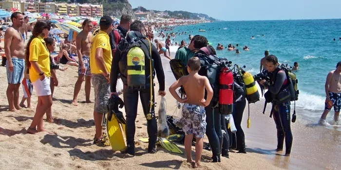 El Voluntariat de l’Alt Maresme de Medi Ambient torna a visitar Arenys de Mar