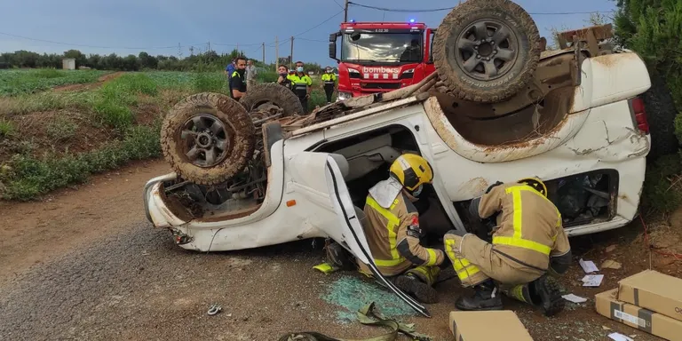 Rescaten un home de 68 anys que havia quedat atrapat al seu vehicle al camí de Mont-roig