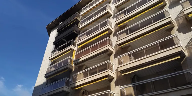 Un incendi calcina un pis del carrer Balears de Cambrils aquesta passada nit