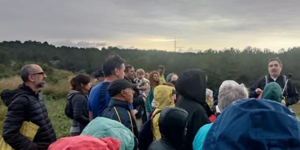 Més de 150 persones desafien la pluja per dir no a un macroprojecte esportiu entre el Catllar i Tarragona