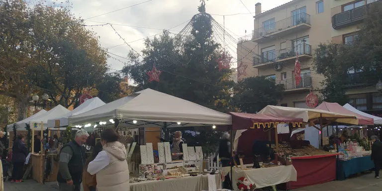 S’ha inaugurat la Fira de Nadal a la Plaça de l’Església i demà s'afegirà la Festa del Comerç a la Riera
