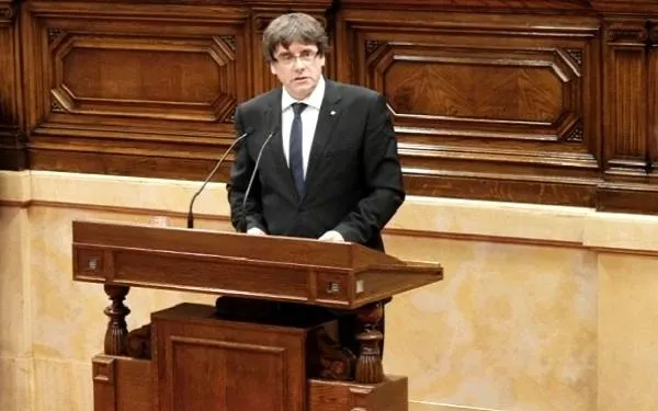 Carles Puigdemont assumeix que Catalunya esdevingui un estat independent, però proposa suspendre’n els efectes per emprendre el diàleg
