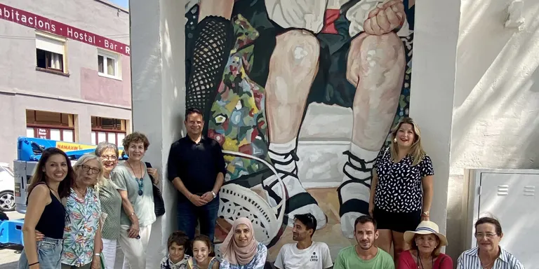 L’Eixample Vila de Cambrils llueix el mural comunitari dedicat a les festes del barri