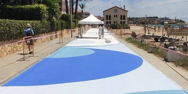 El carrer Pescadors d'Altafulla es vesteix amb les onades del mar per recuperar la via per als vianants