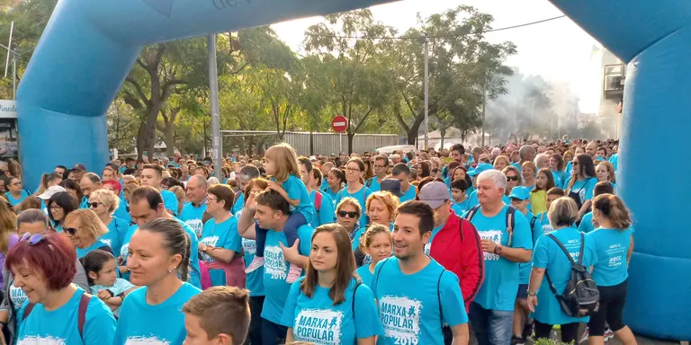 Blau d'esperança a la Marxa de Pineda contra el Càncer 2019: 3.000 participants i 21.000 recaptats