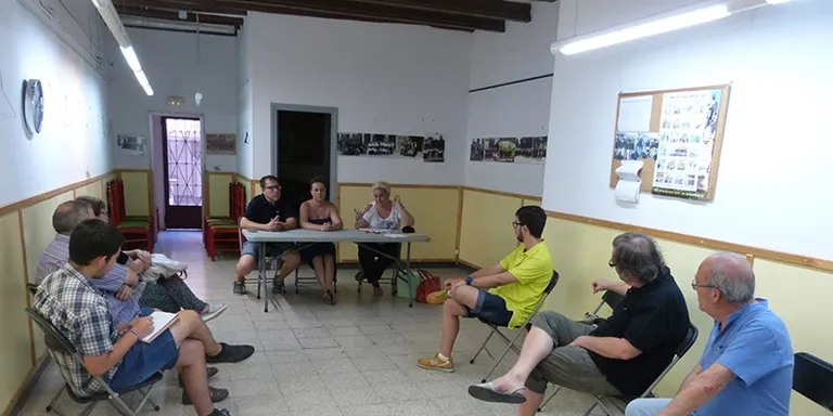 Els veïns del centre fan propostes per modificar l'illa de vianants