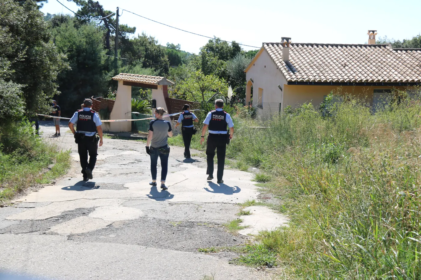 Pla obert de la zona on s'ha produït el crim amb els Mossos d'Esquadra investigant diumenge 13 de setembre de 2020.