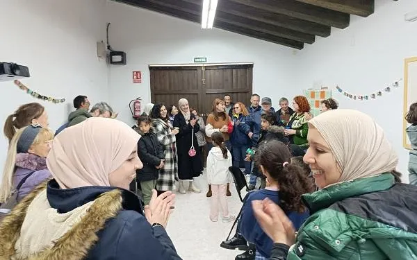 Els usuaris i guies del programa ‘Xerrem junts’ d’Altafulla celebren una calçotada de germanor