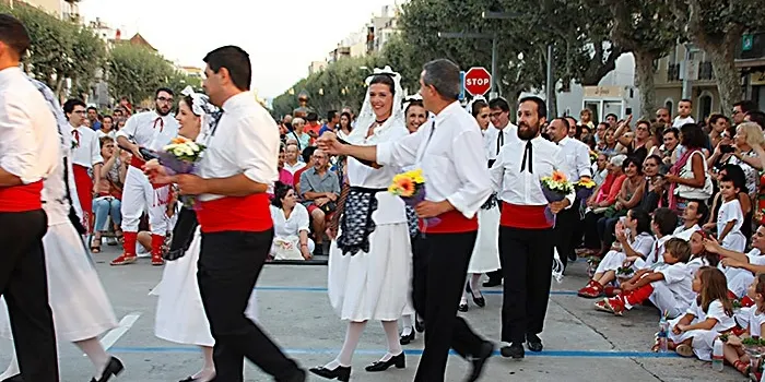 La dansa d'Arenys participa a la inauguració les Jornades Internacionals Folklòriques de Calella