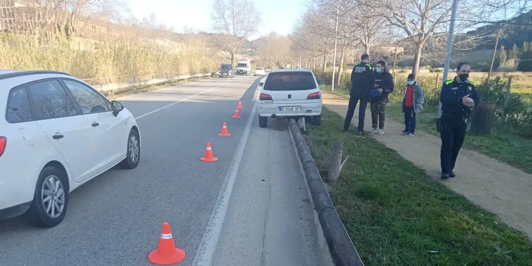 L'Ajuntament arreglarà la tanca de fusta trencada a l'accident de dimarts passat, abans que ho pagui l'asseguradora del cotxe