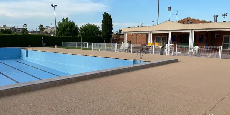 La piscina del Morell renova el seu terra i espera l'anunci de la seva obertura
