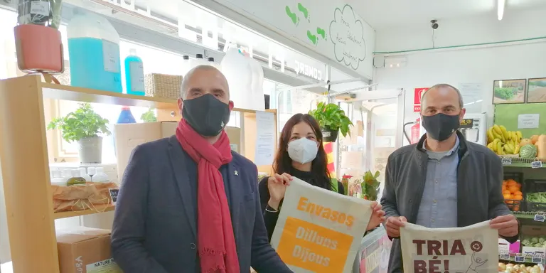 Es reparteixen bosses de roba dins la campanya Tria bé! per millorar la recollida selectiva