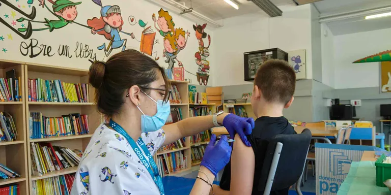 Salut comença a vacunar contra el virus del papil·loma humà a l'alumnat de 6è de primària