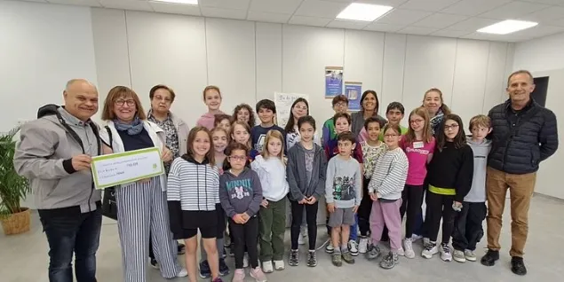 L'Escola Arrels lliura a Fènix 812 euros de la Fira de la Solidaritat i una xocolatada solidària