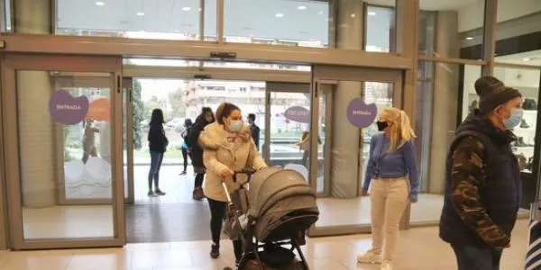 Els centres comercials tornen a obrir després de dos mesos, però només entre setmana i sense restauració