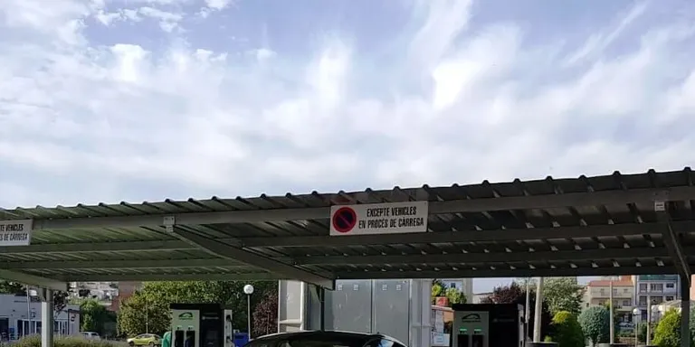 Valoració positiva del punt de càrrega de vehicles elèctrics
