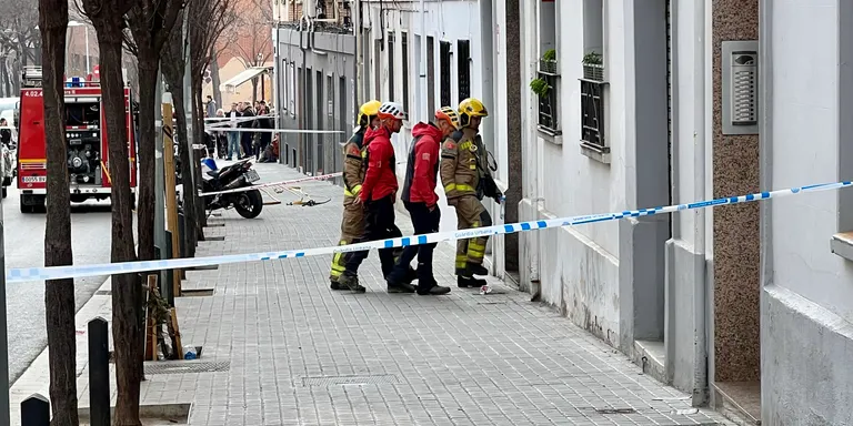 Un edifici de cinc plantes s’esfondra fins als baixos a Badalona i els Bombers busquen persones atrapades