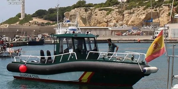 El Servei Marítim Provincial de la Guàrdia Civil rescata una embarcació avariada a prop del port del roc de Sant Gaietà