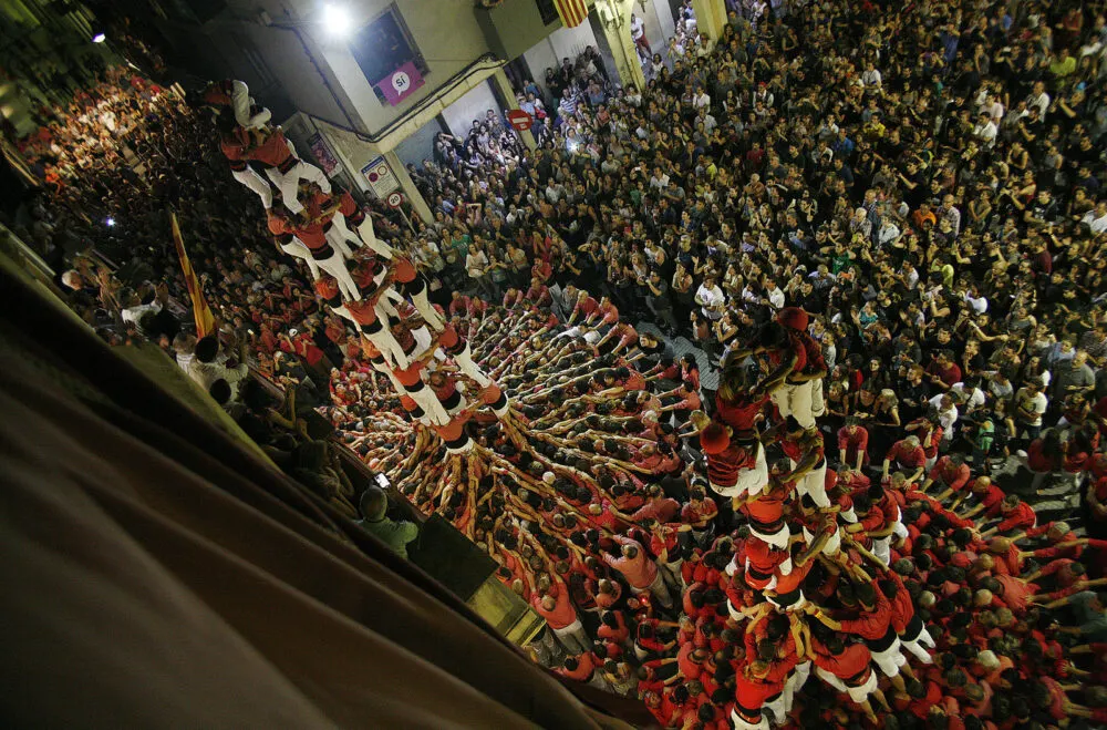 La Nit de Completes arriba aquesta nit amb els castells nocturns de les colles Joves Xiquets de Valls i Vella Xiquets de Valls