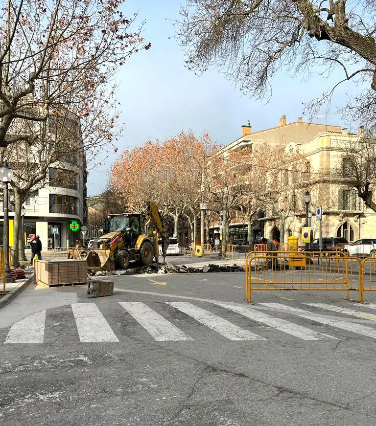 <strong>Tallat al trànsit un tram de la plaça del Camp per les obres de construcció del nou pas de vianants elevat</strong>