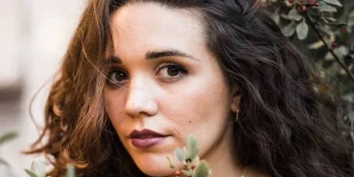 Us convidem a la presentació del primer disc com a cantautora de Carolina Alabau a Luz de Gas