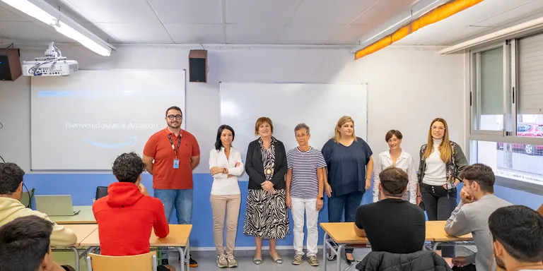 Una representació d’Amazon visita l’Institut de Constantí