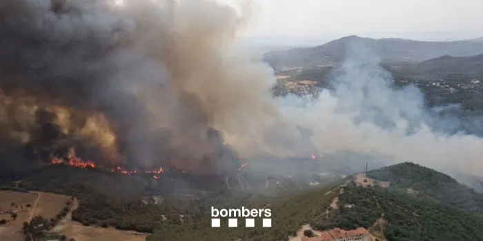 L’incendi forestal a Sant Quirze Safaja ja està controlat i afecta gairebé 100 hectàrees
