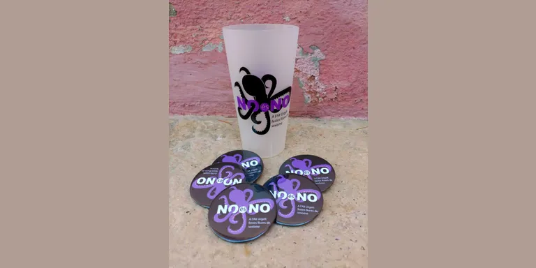 Gots i xapes de la campanya 'NO és NO. A l'Alt Urgell: festes lliures de sexisme'