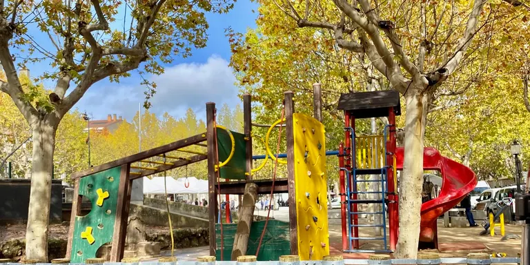 Solsona renova la tanca dels parcs infantils de la plaça del Camp i suprimeix barreres arquitectòniques