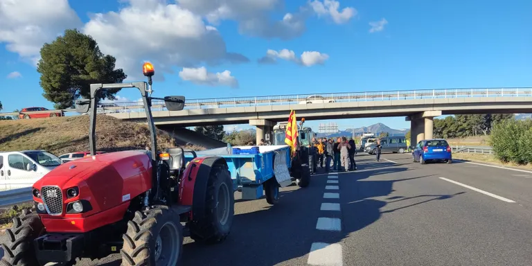 Els moviments socials i ecologistes i els pagesos abandonen l’AP7 a Cambrils després d’un tall de 24 hores