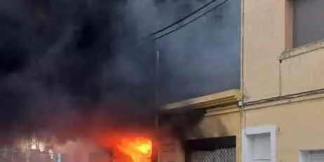 Un foc ha calcinat completament un local okupat a Poblenou