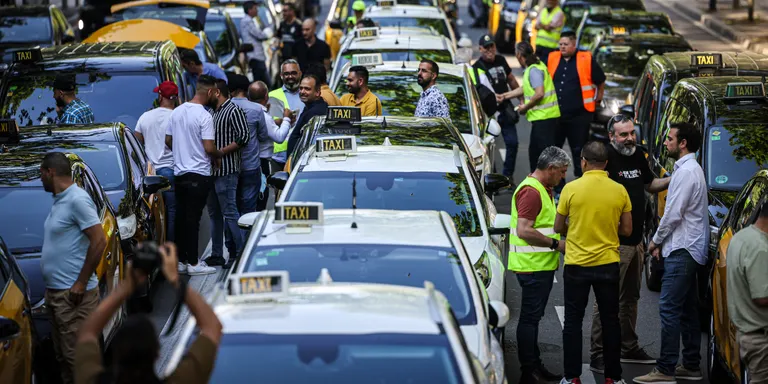 Centenars de taxistes es manifesten pel centre de Barcelona per demanar que es blindi la proporció 1/30 amb les VTC