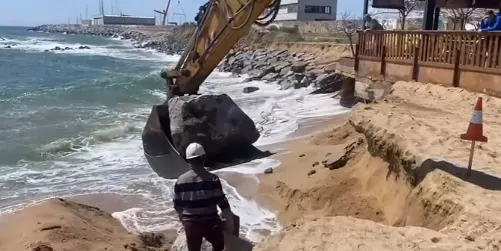 Ports de la Generalitat ha iniciat avui els treballs per reforçar l'escullera a la zona del Portinyol