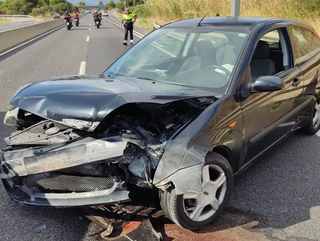 Un home drogat provoca un accident a la C-14 després de robar un catalitzador a Cambrils